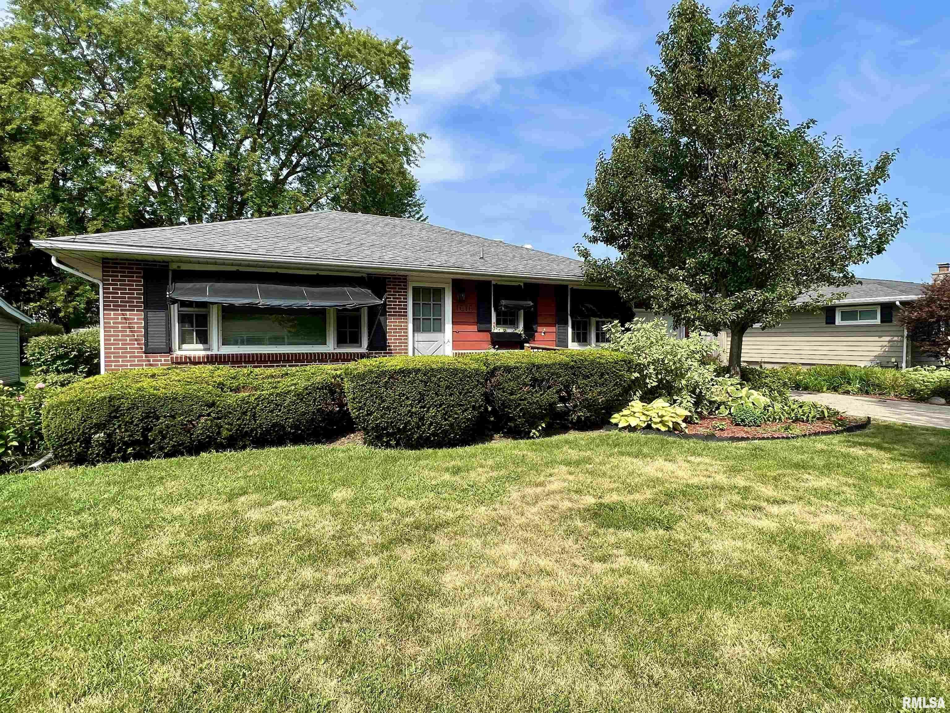 Property Photo: 1676 Jefferson Street IL 61401