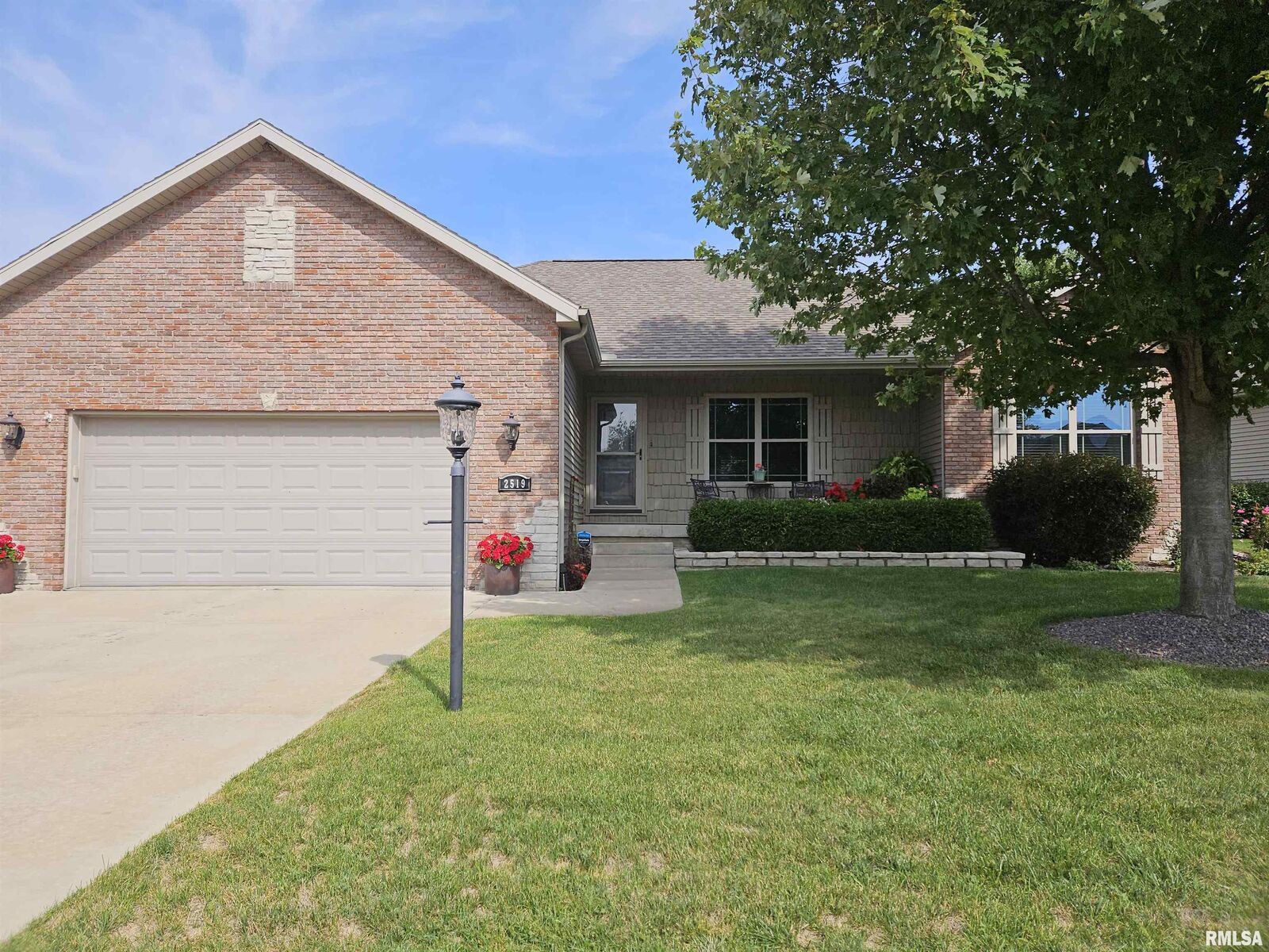 Property Photo:  2519 W Stonehenge Court  IL 61615 
