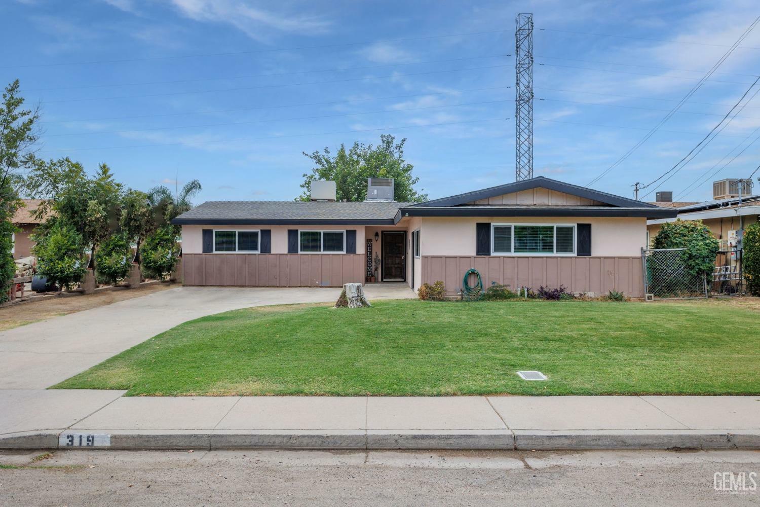 Property Photo: 319 McKelvey Avenue CA 93308