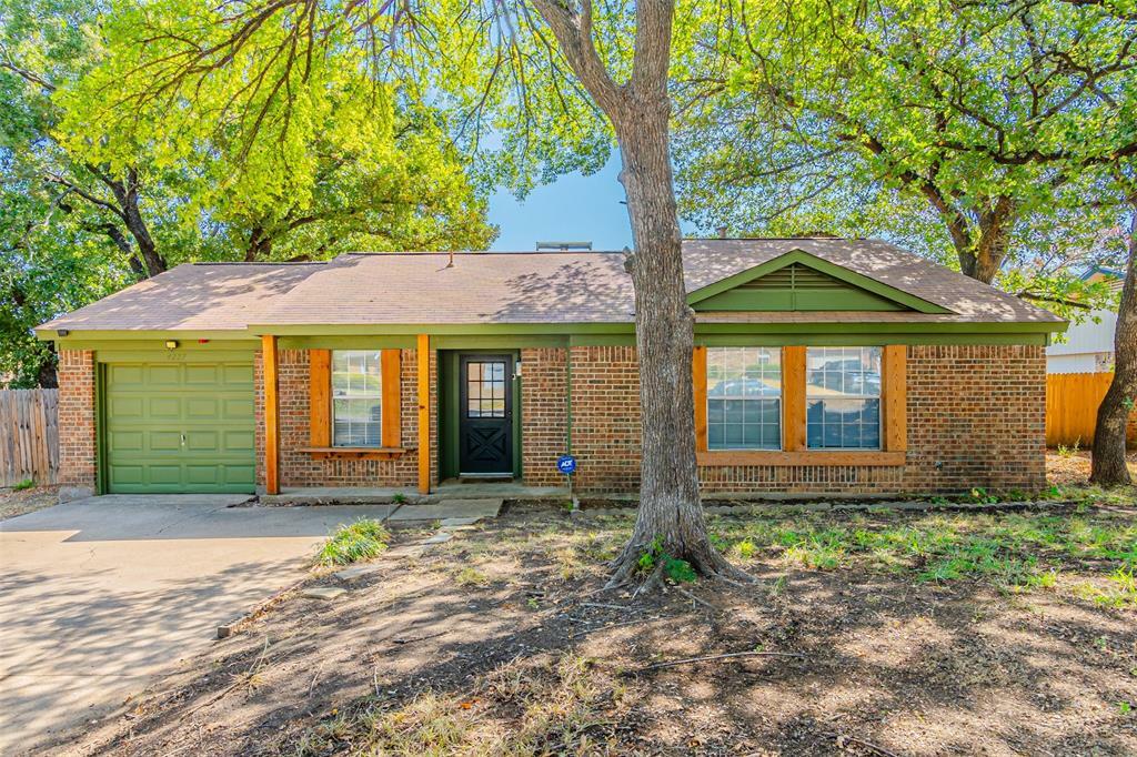 Property Photo:  4227 Glen Pines Court  TX 76016 