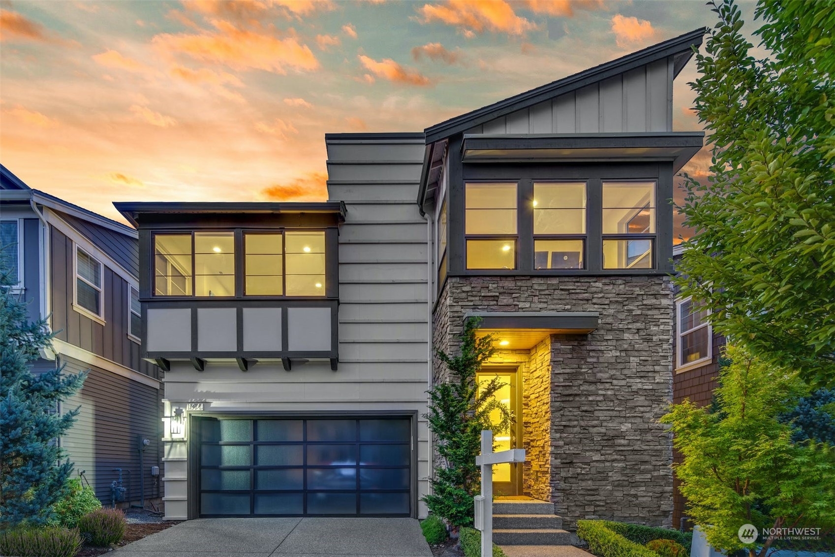 Property Photo:  1371  Pine Crest Circle NE  WA 98029 