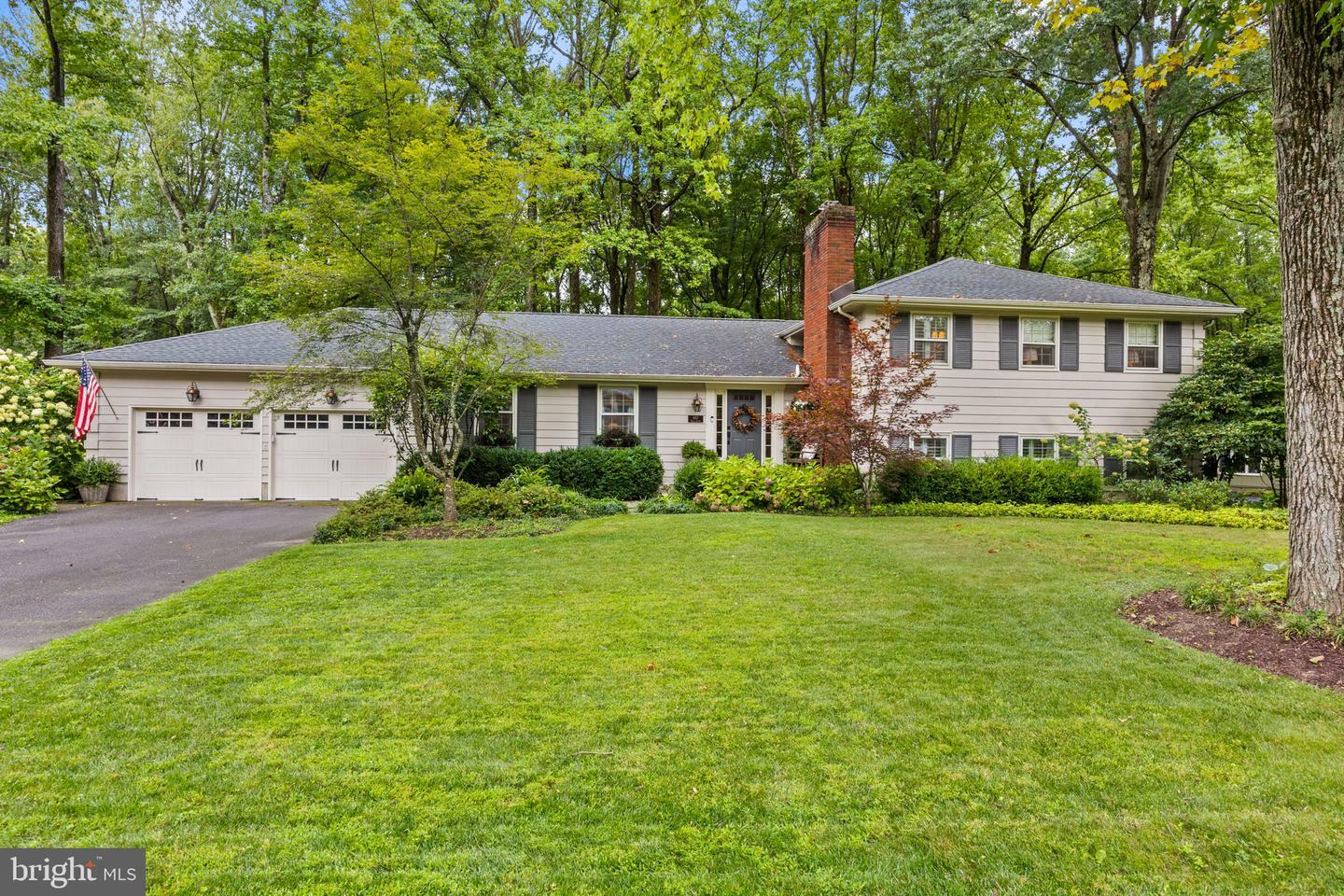 Property Photo:  407 Essex Lane  PA 19067 