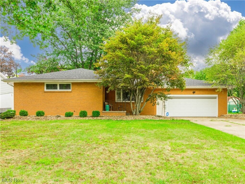 Property Photo:  692 Oakridge Drive  OH 44512 