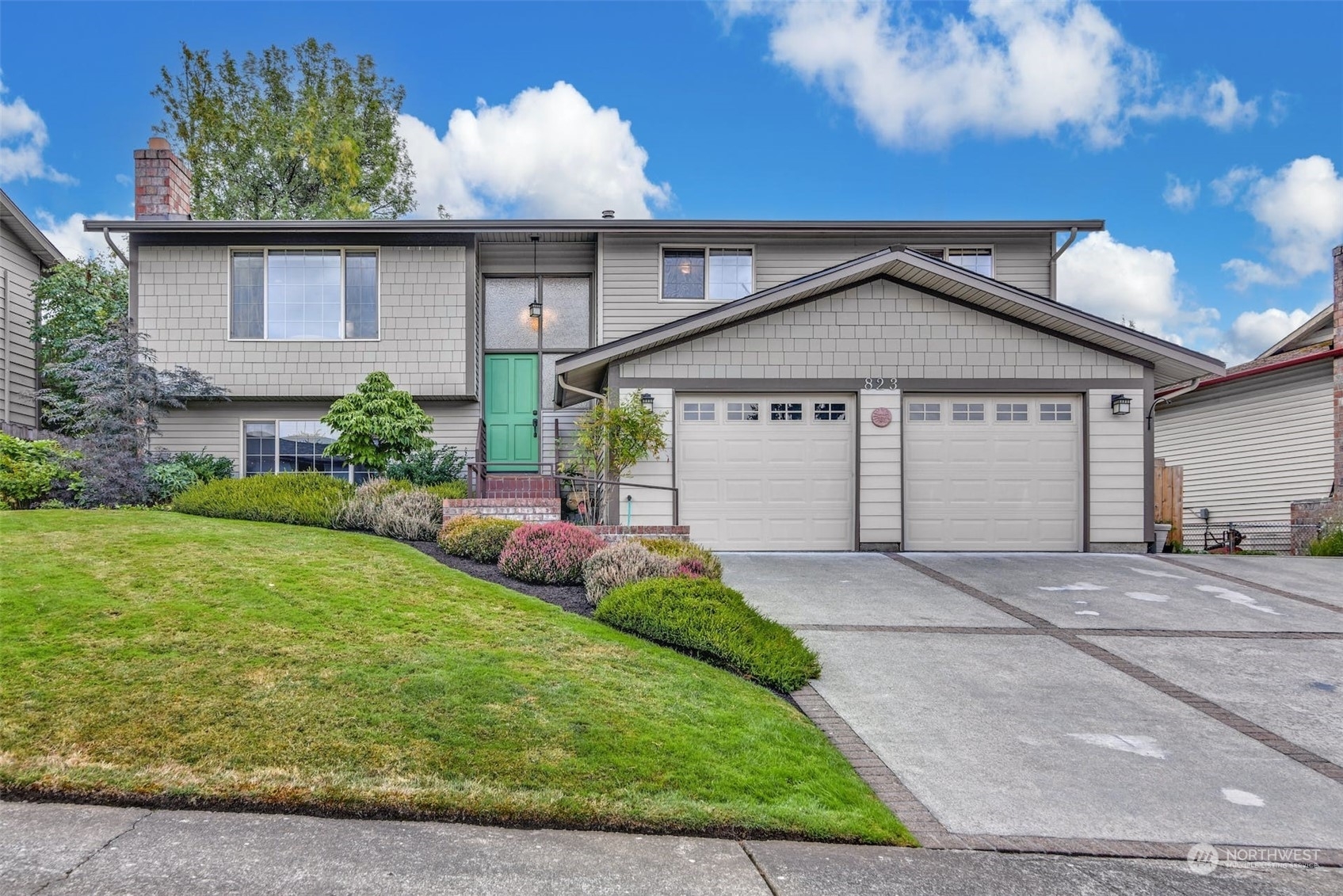 Property Photo:  823 S 28th Court  WA 98055 