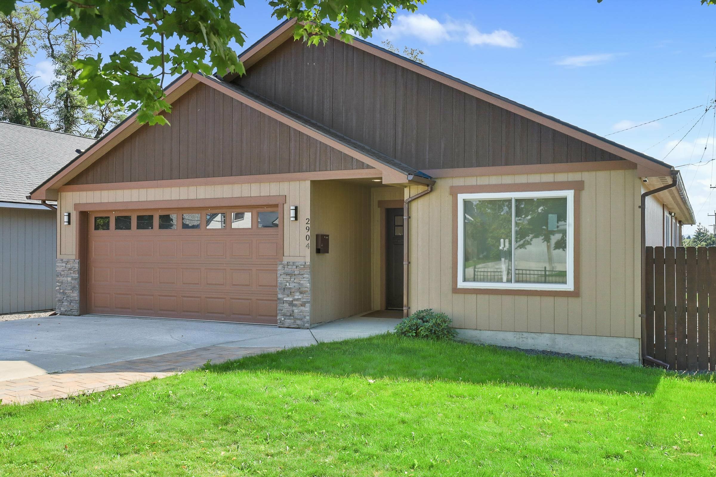 Property Photo: 2904 E Bridgeport Ave WA 99207-5706