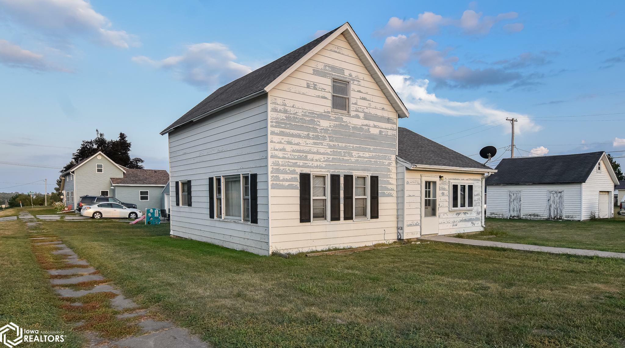 Property Photo:  101 S Vine Street  IA 50142 