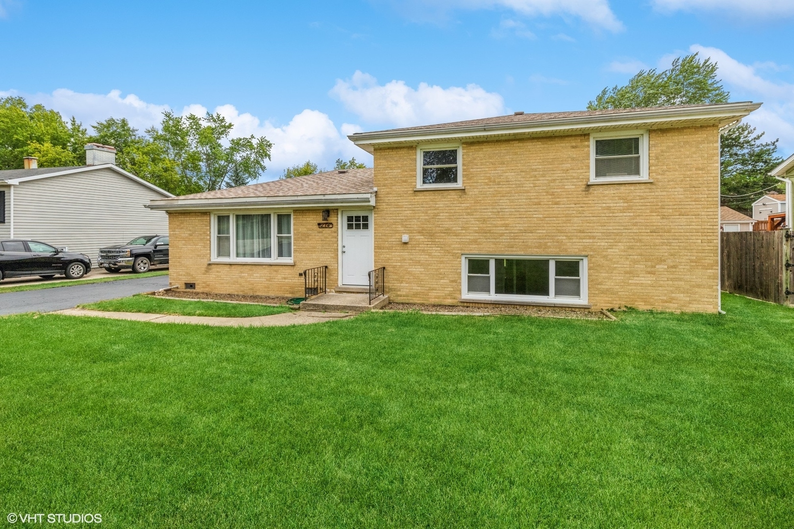 Property Photo:  214 Briar Lane  IL 60046 