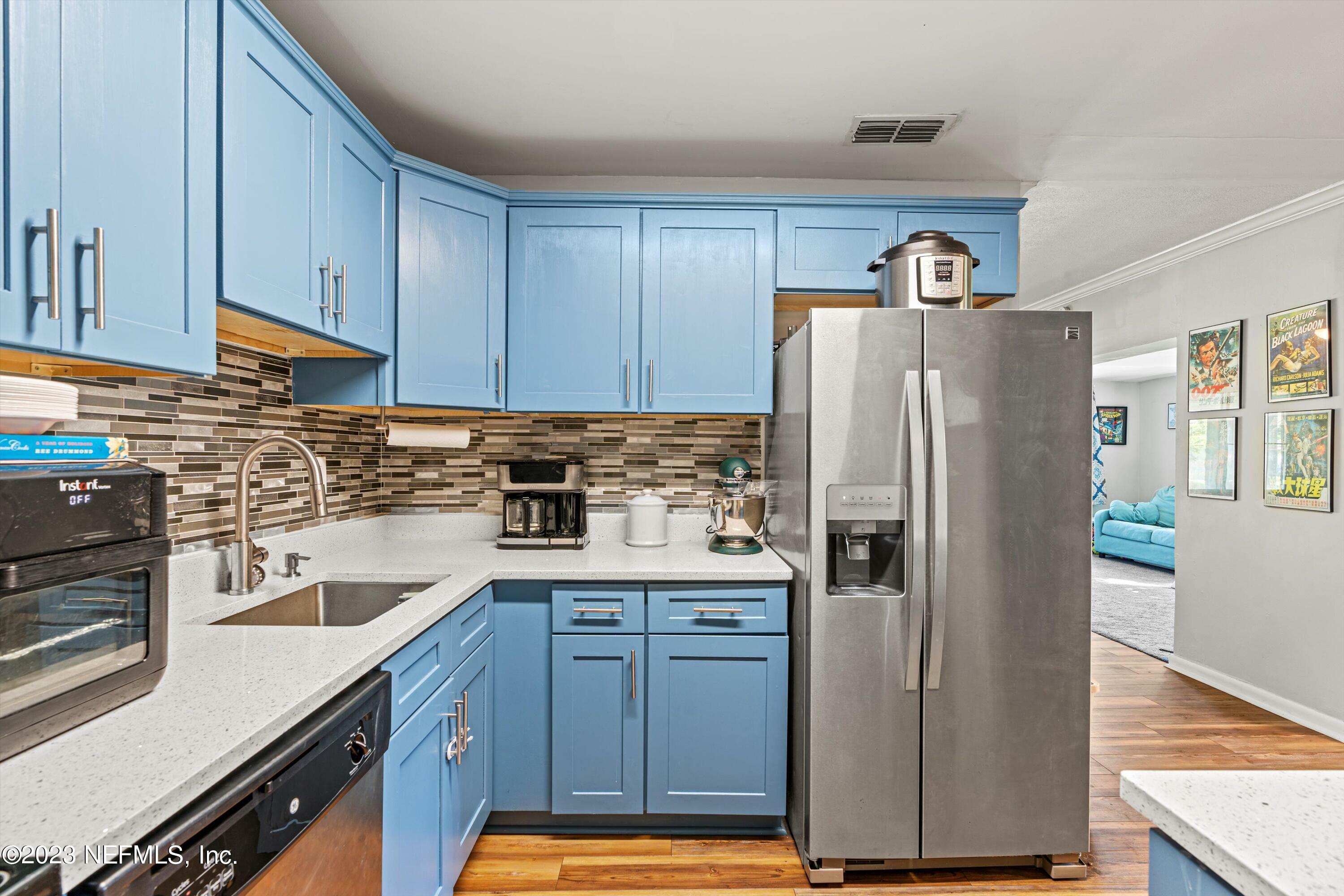 Property Photo: 6314 Sauterne Dr FL 32210