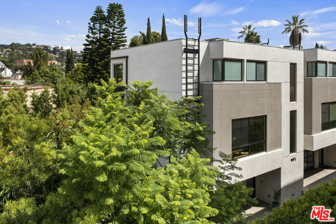 Property Photo: 1843 1/2 N Alexandria Ave CA 90027