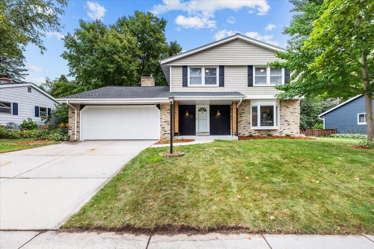 Property Photo:  W52n764 Windsor Dr  WI 53012 