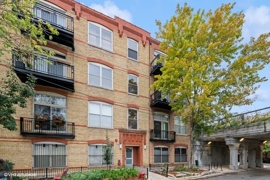 Property Photo: 1740 N Maplewood Avenue 210 IL 60647