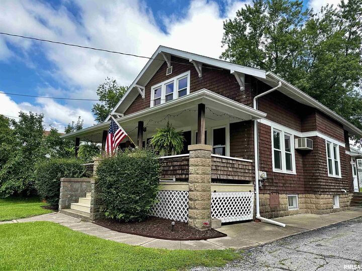 407 W Center Street  Eureka IL 61530 photo