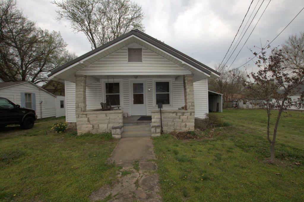 1109 Lyon Street  Carthage MO 64836 photo