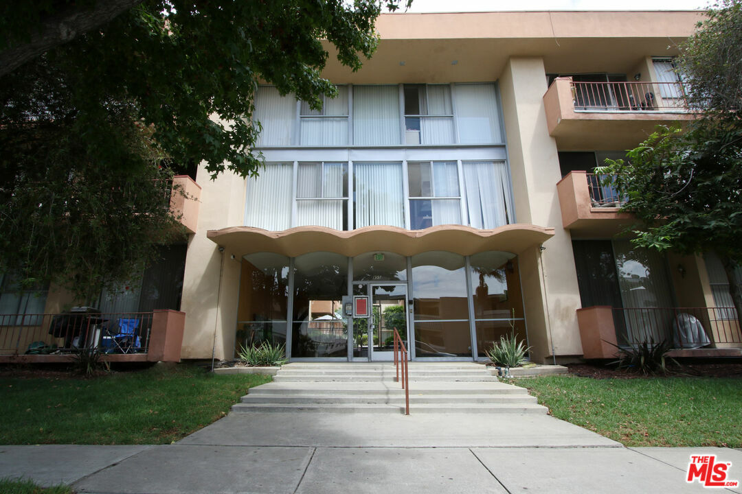 Property Photo:  855   Victor Ave 207  CA 90302 
