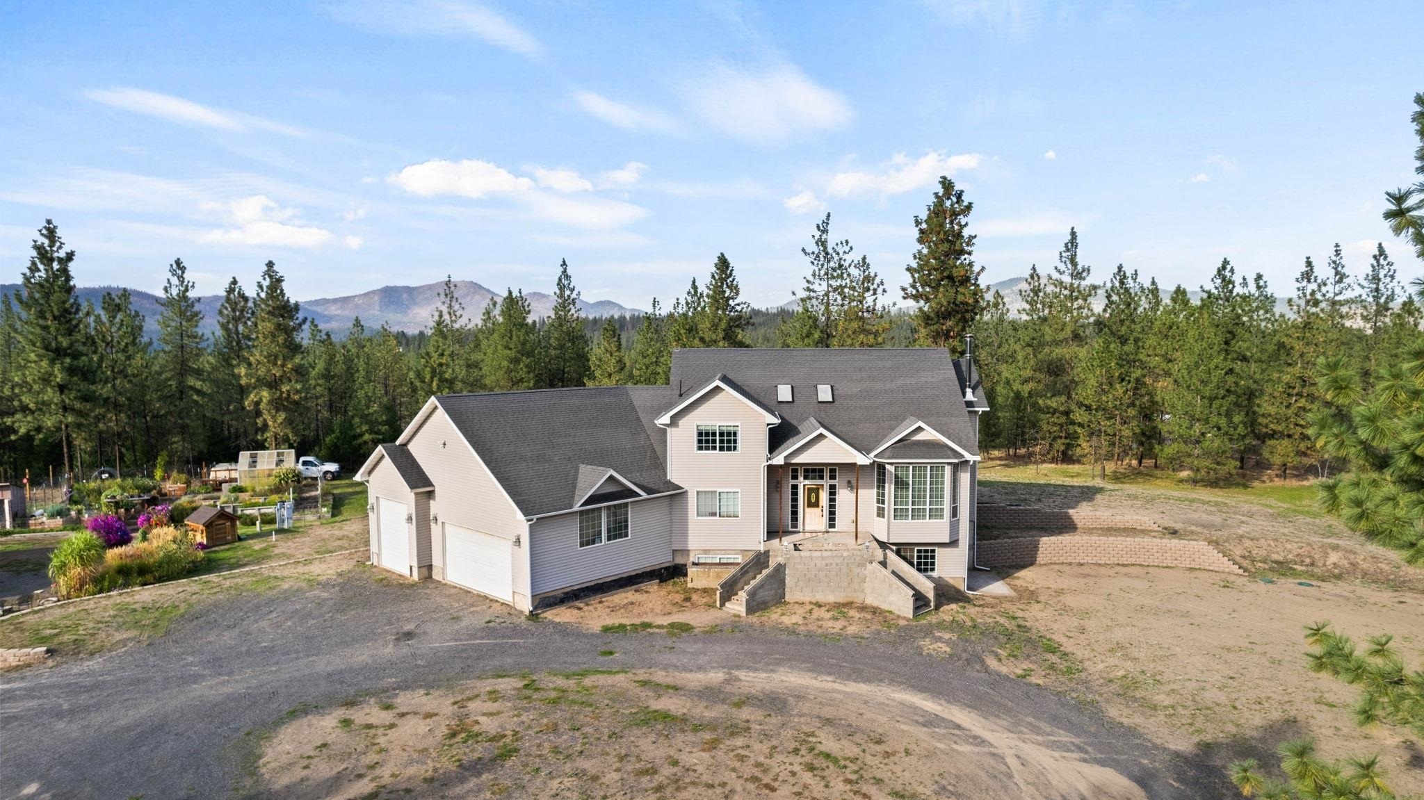 Property Photo: 20727 N Calhoun Ln WA 99026