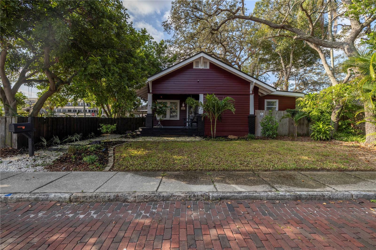 Property Photo:  605 Cleveland Avenue SW  FL 33770 