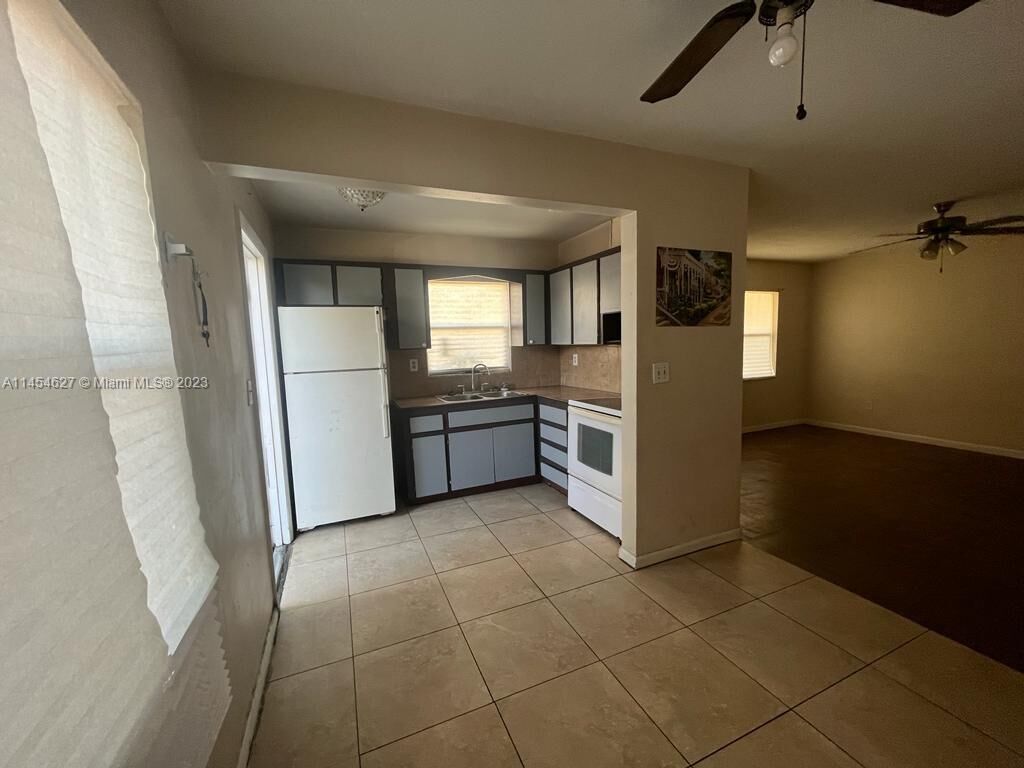 Property Photo:  