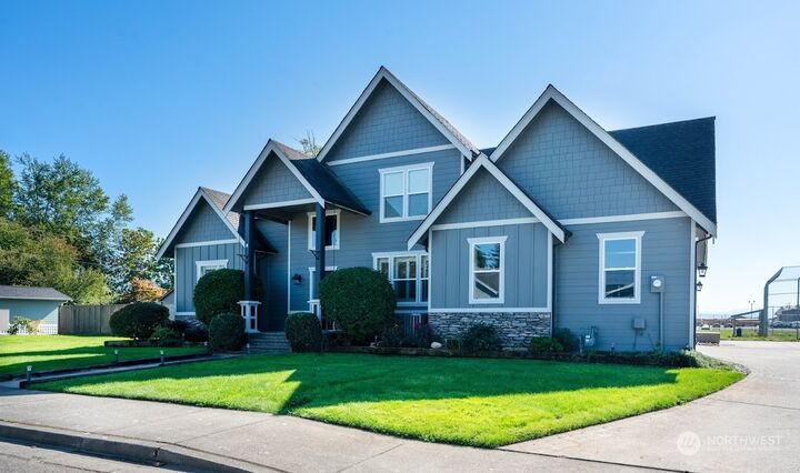 Property Photo:  401  Harrison Lane  WA 98276 