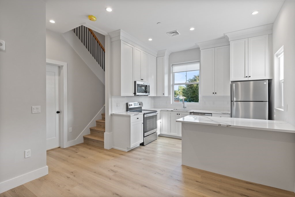Property Photo: 186 Bedford St 201 MA 02420