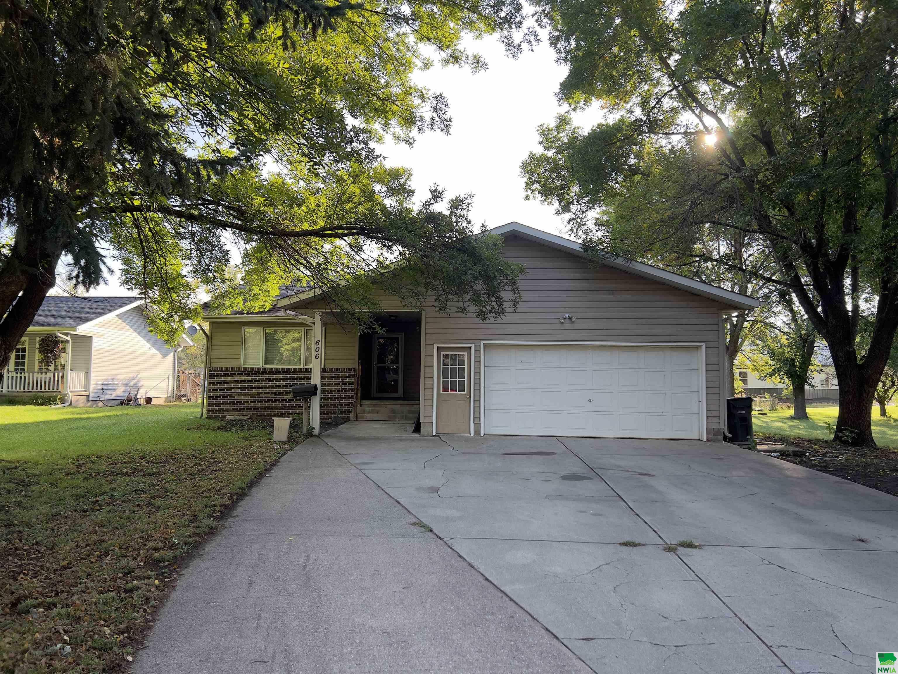 Property Photo:  606 Steinhoff Ave  IA 51026 