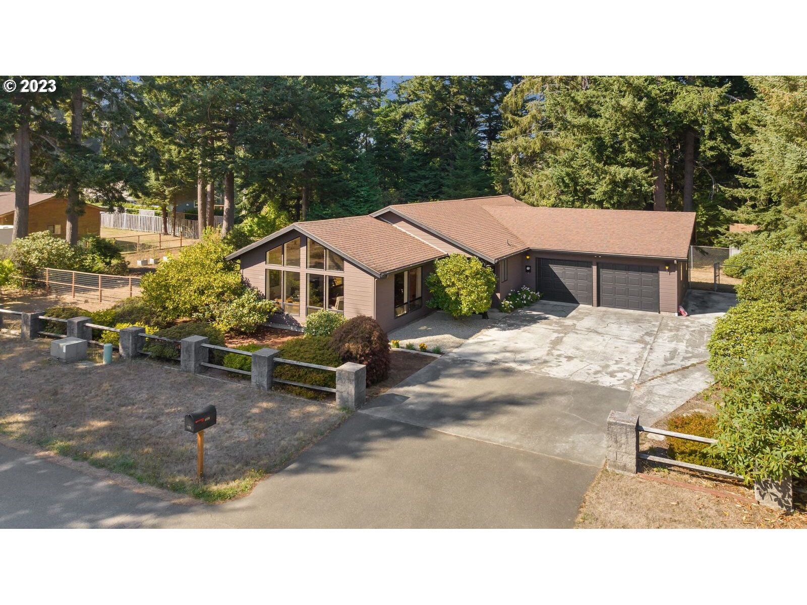 Property Photo: 1175 6th St SE OR 97411
