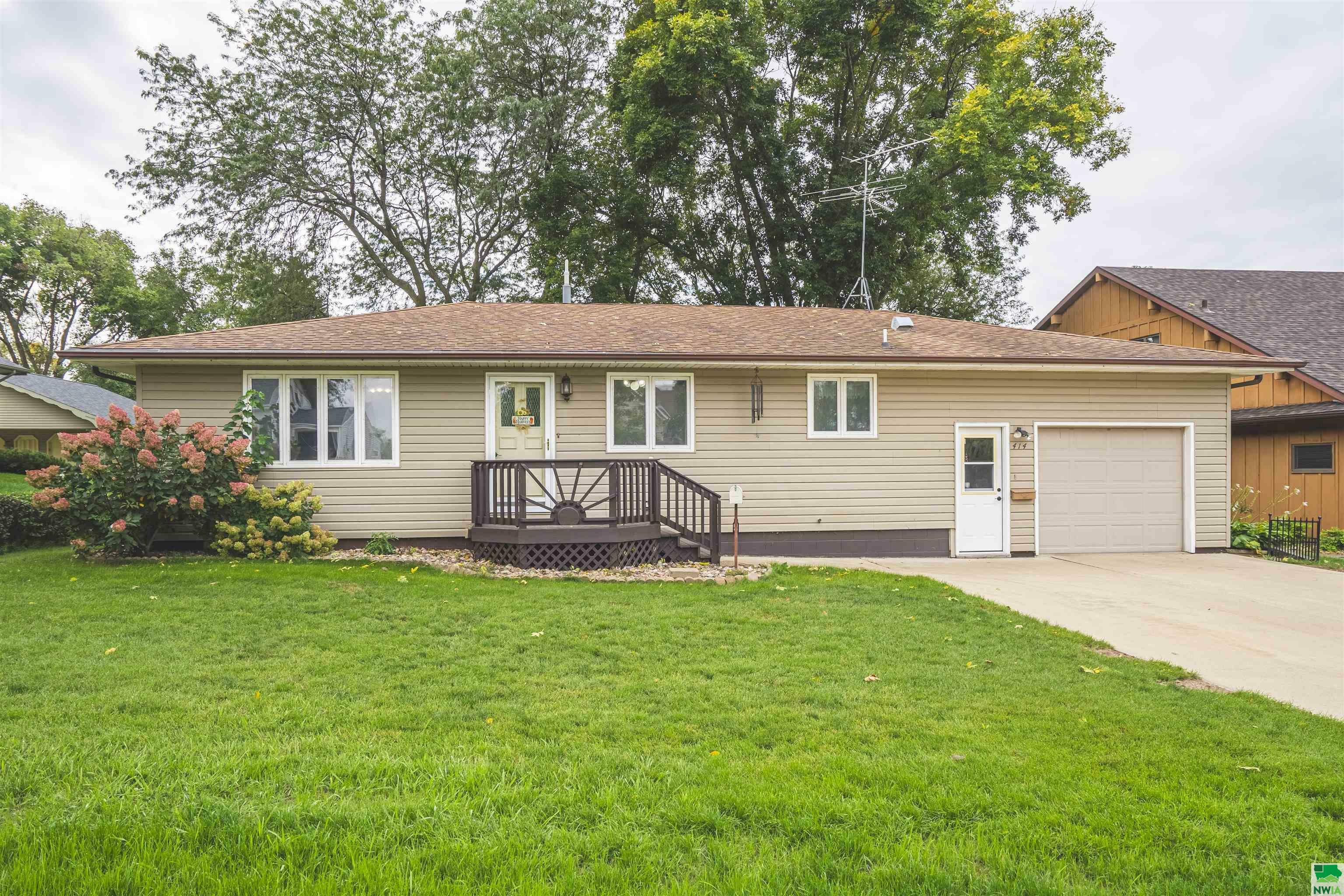 Property Photo:  414 Beck Ave  IA 51050 