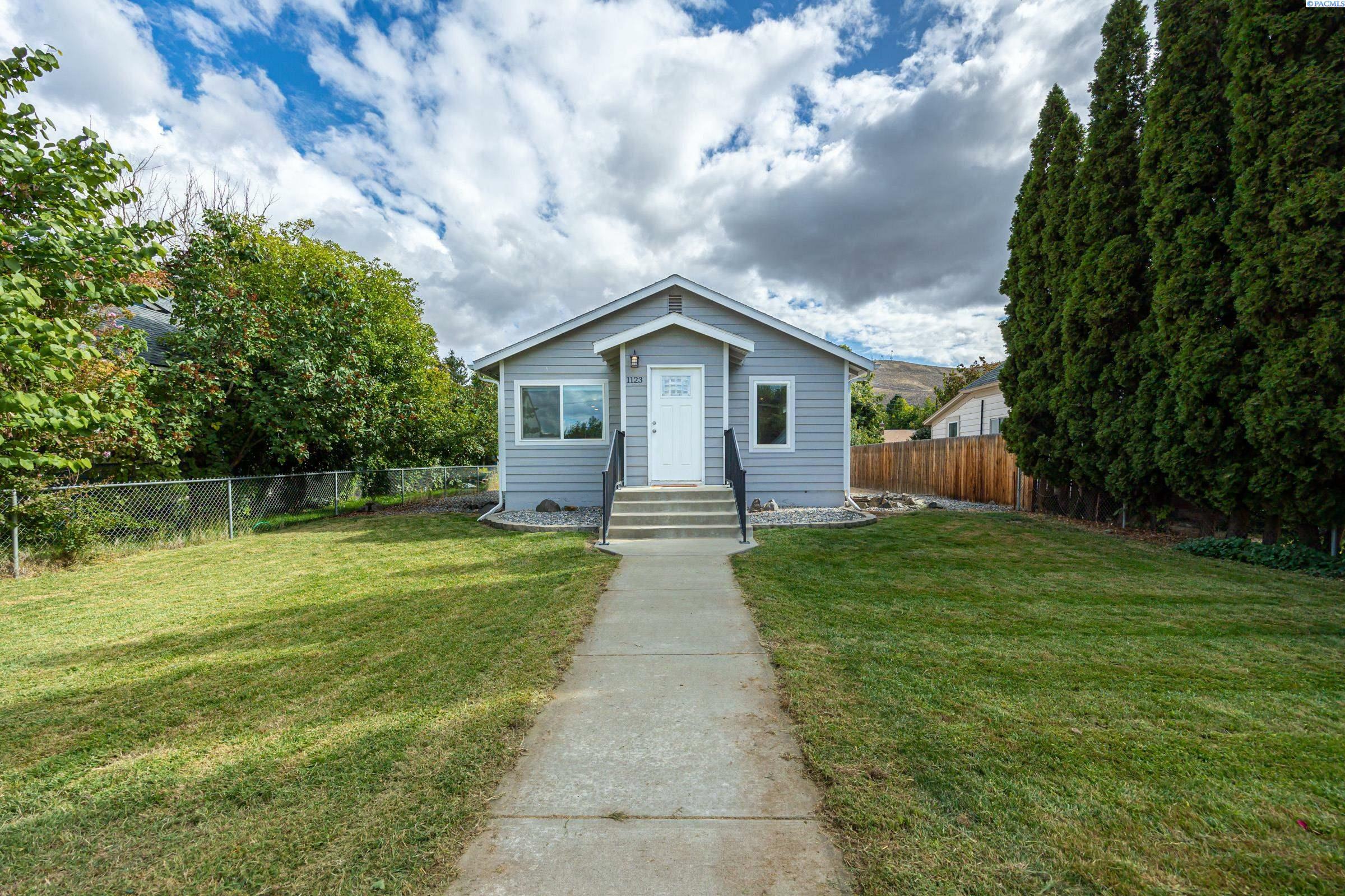 Property Photo:  1123 Prosser Ave  WA 99350 