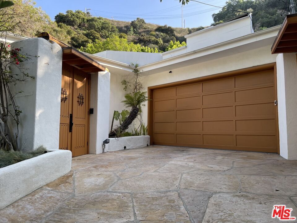 Property Photo:  9451   Hidden Valley Pl  CA 90210 