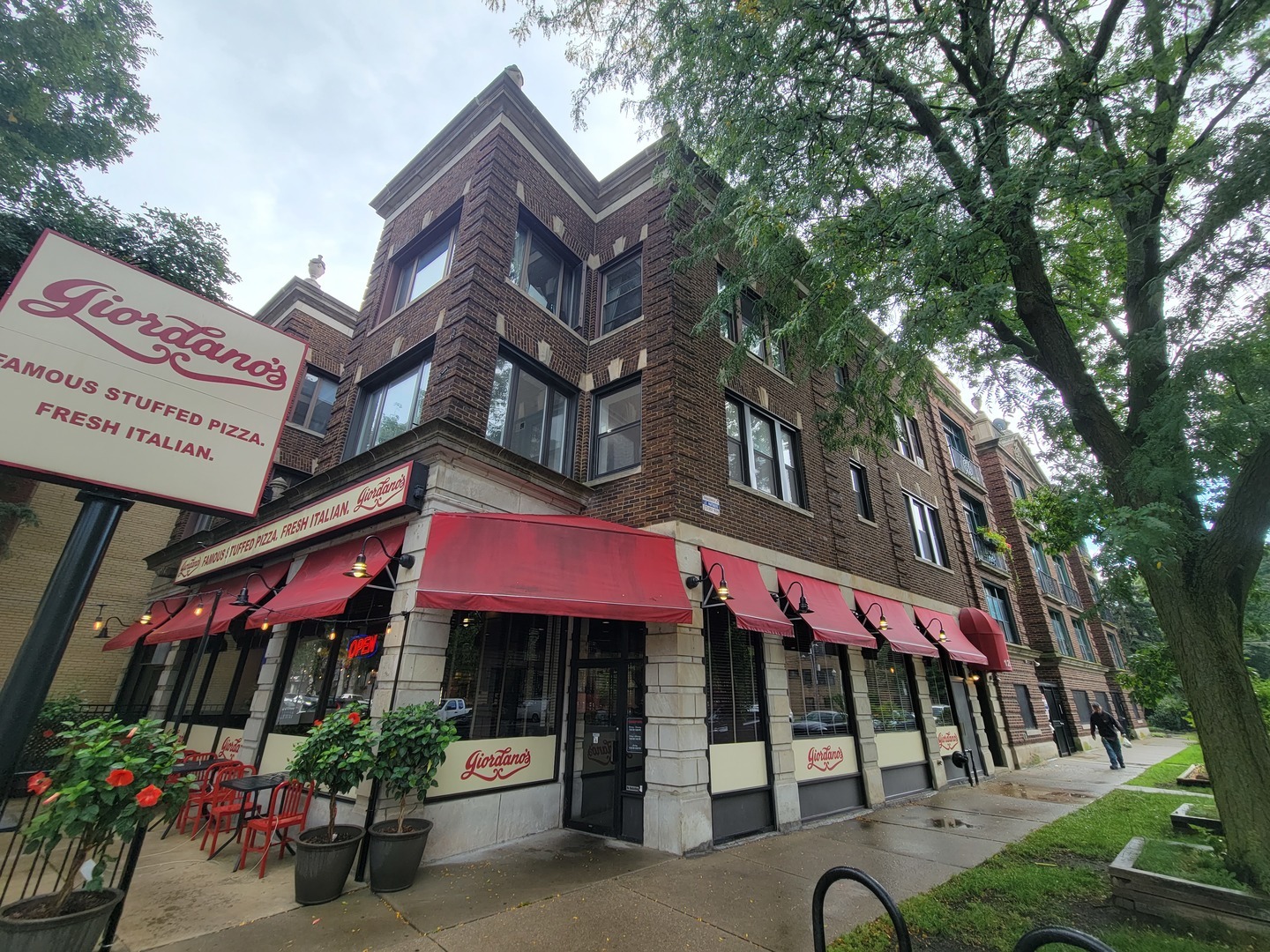 Property Photo: 1205 W Farwell Avenue 2 IL 60626