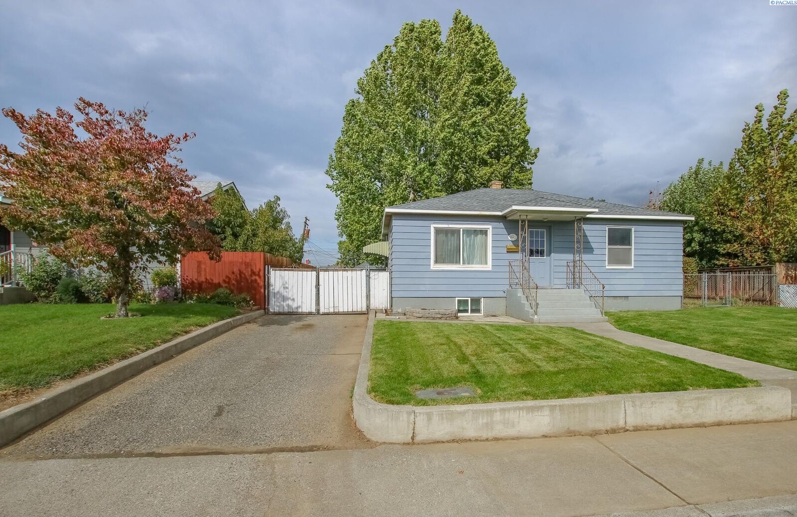 Property Photo:  921 W Brown St  WA 99301 