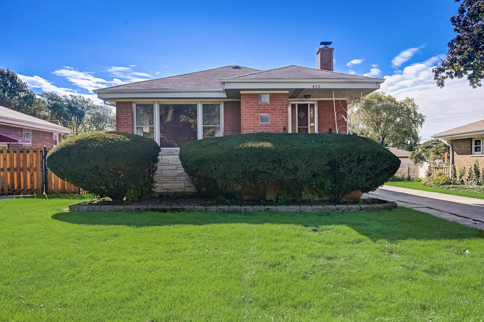 Property Photo:  432 E Butterfield Road  IL 60126 