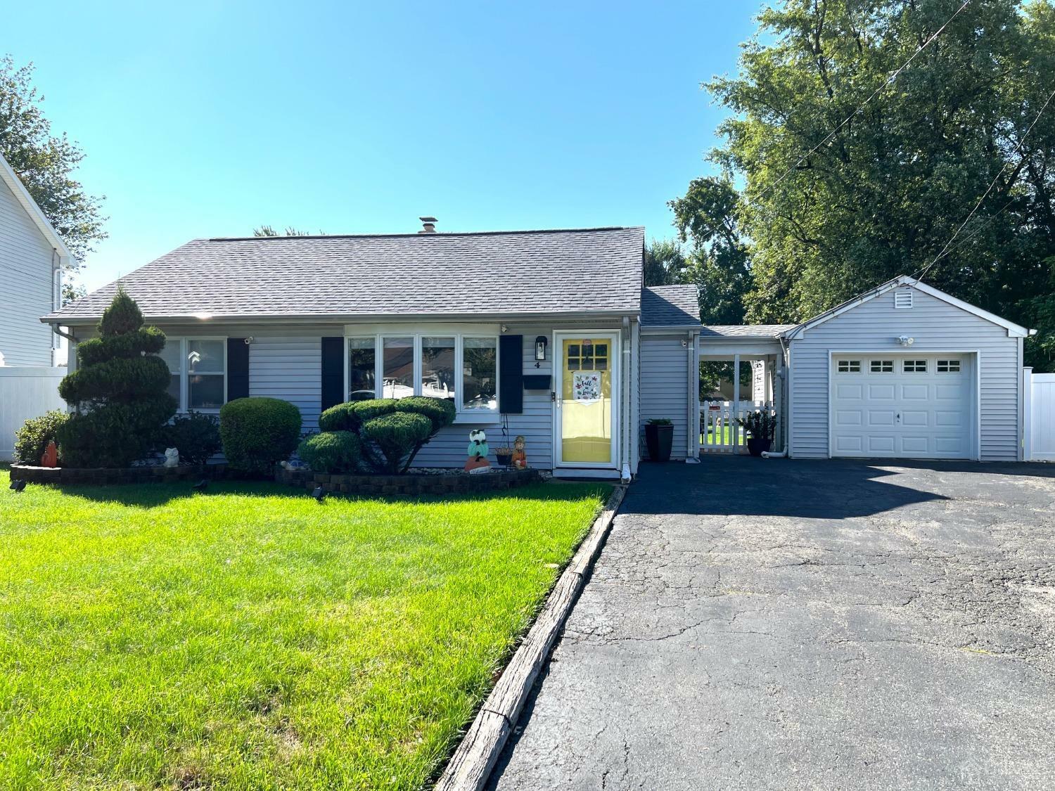 Property Photo:  4 Crescent Road  NJ 08817 