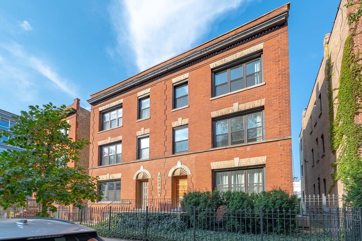 Property Photo: 2404 N Surrey Court 2 IL 60614