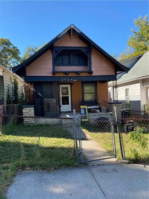 Property Photo:  2528 Askew Avenue  MO 64127