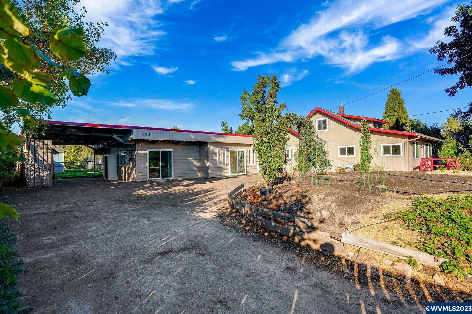 Property Photo:  555 SE Park Av  OR 97333 