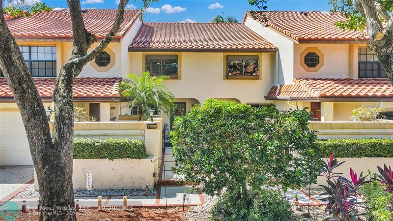 Property Photo: 7858 La Mirada Dr 7858 FL 33433