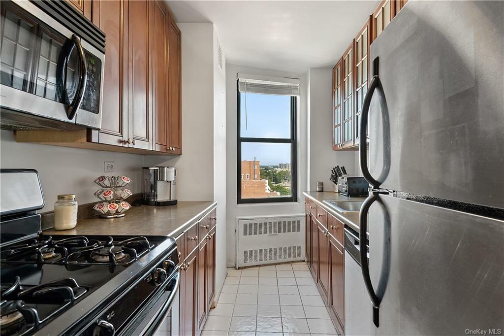Property Photo: 3121 Middletown Road 11D NY 10461