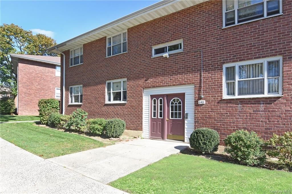 Property Photo: 848 N Broadway 1E NY 10701