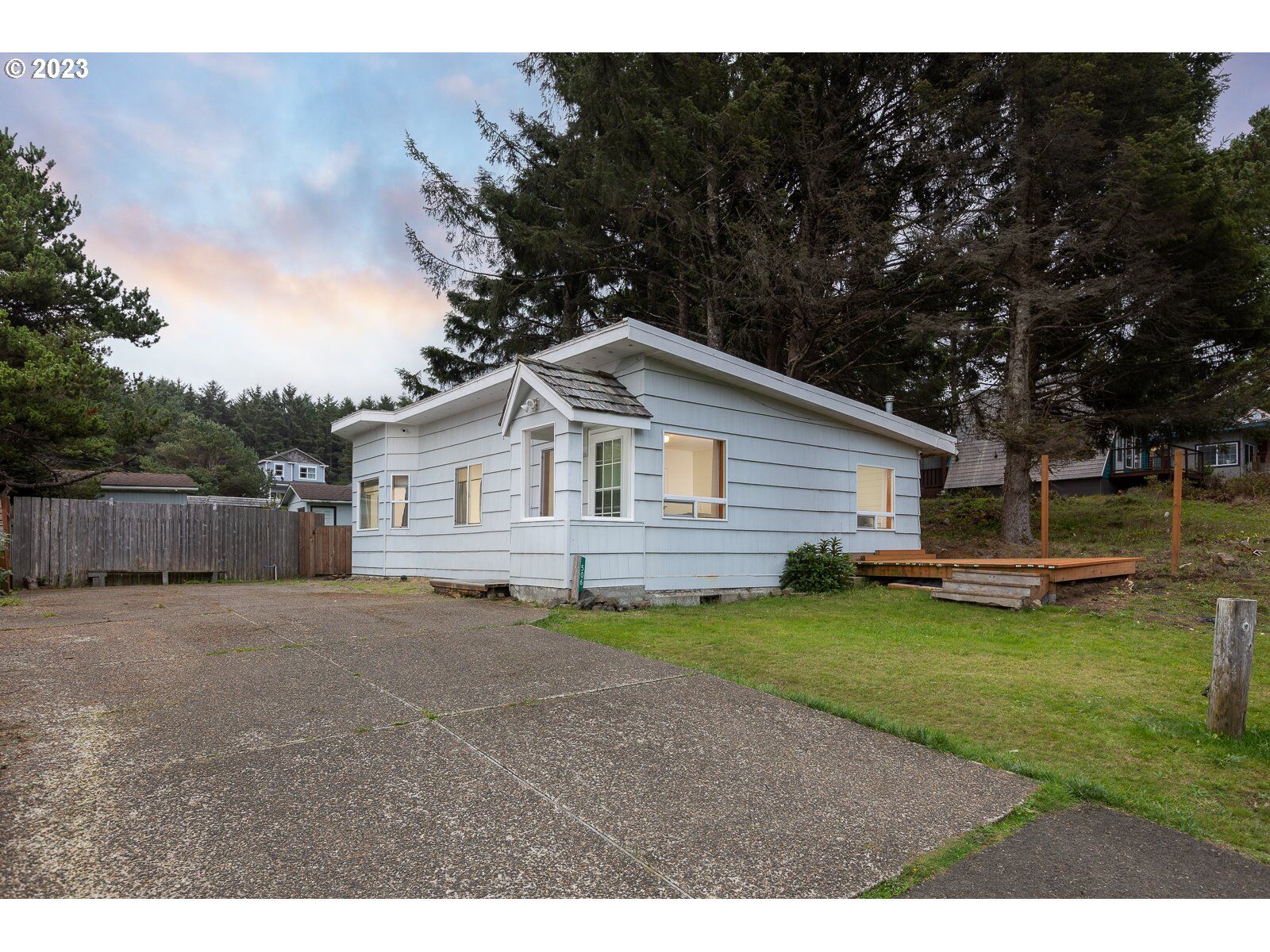 Property Photo:  506 SE Inlet Ave  OR 97367 