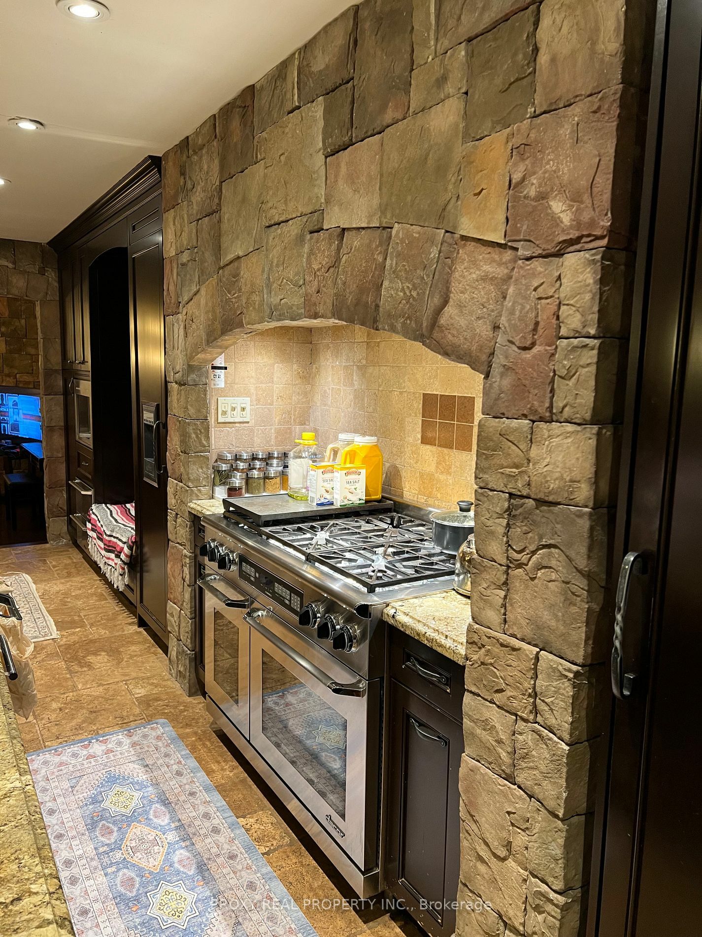 Property Photo: 39 McClellan Way N ON L4G5T7