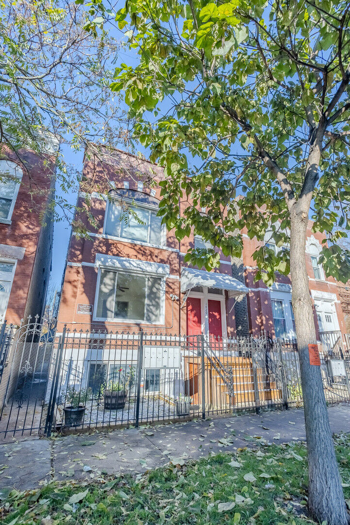 Property Photo:  1420 N Campbell Avenue 1F  IL 60622 