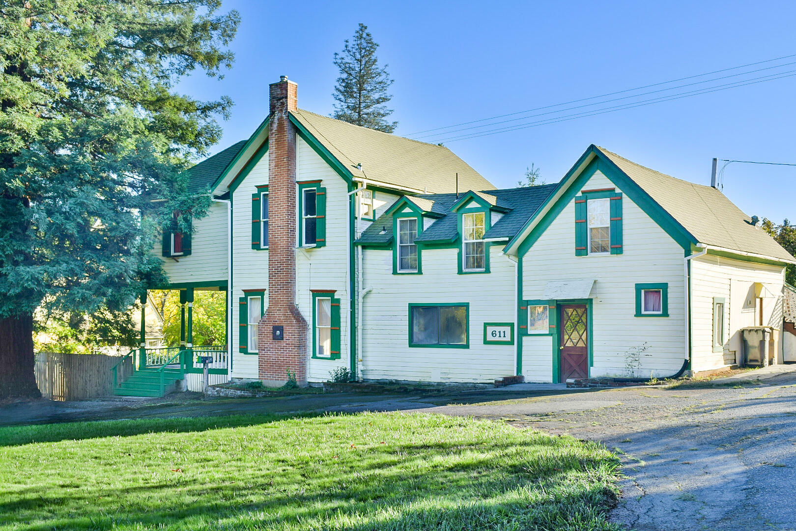 Property Photo: 611 NW A Street OR 97526
