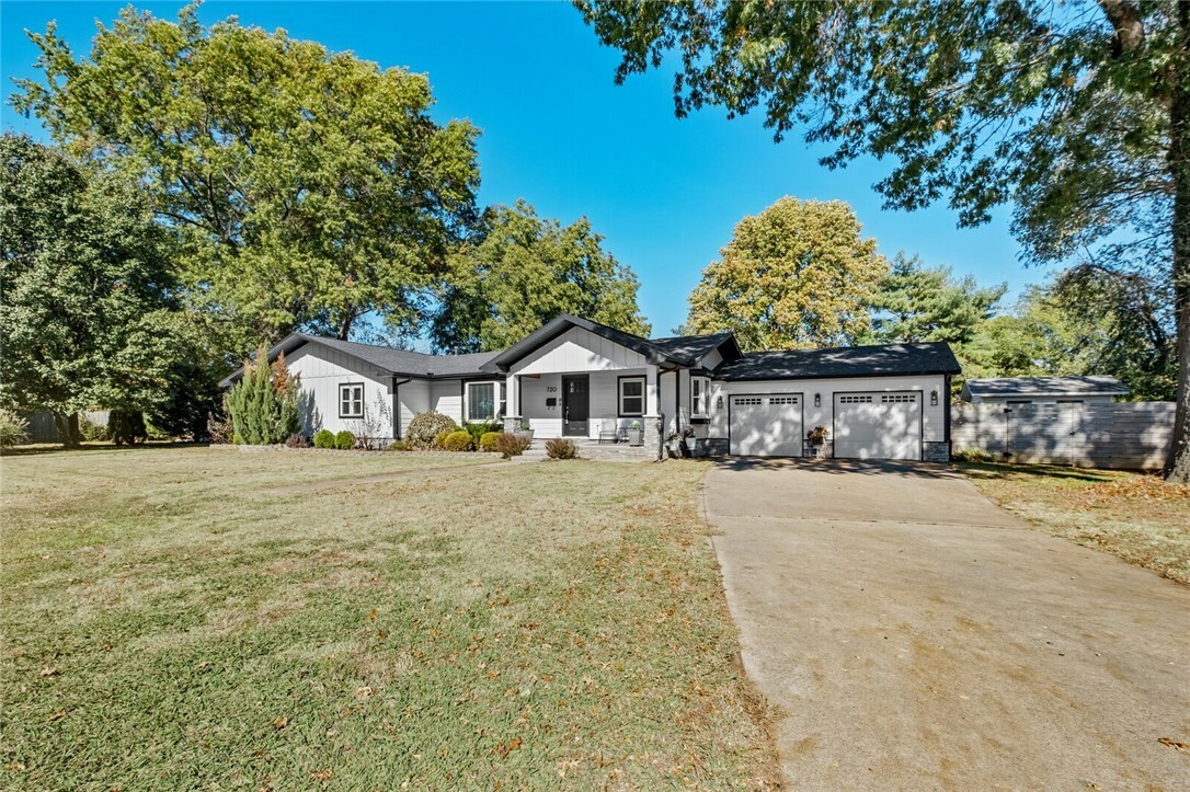 Property Photo:  720 NW 6th Street  AR 72712 