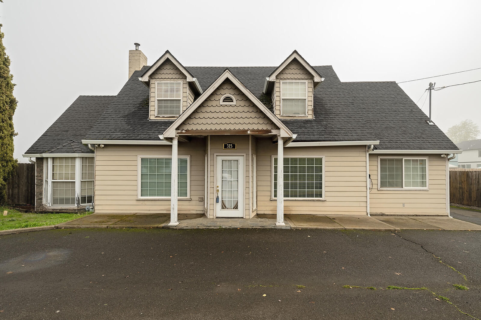 Property Photo:  315 Lozier Lane  OR 97501 