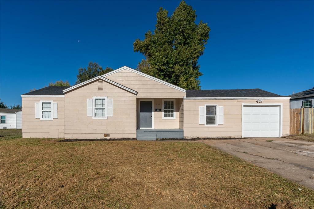 Property Photo:  900 N Redbud Drive  OK 73110 