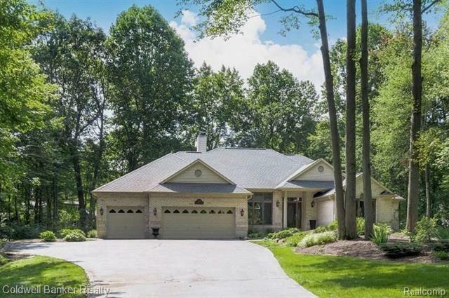 Property Photo:  520 Woodcreek Court  MI 48390 