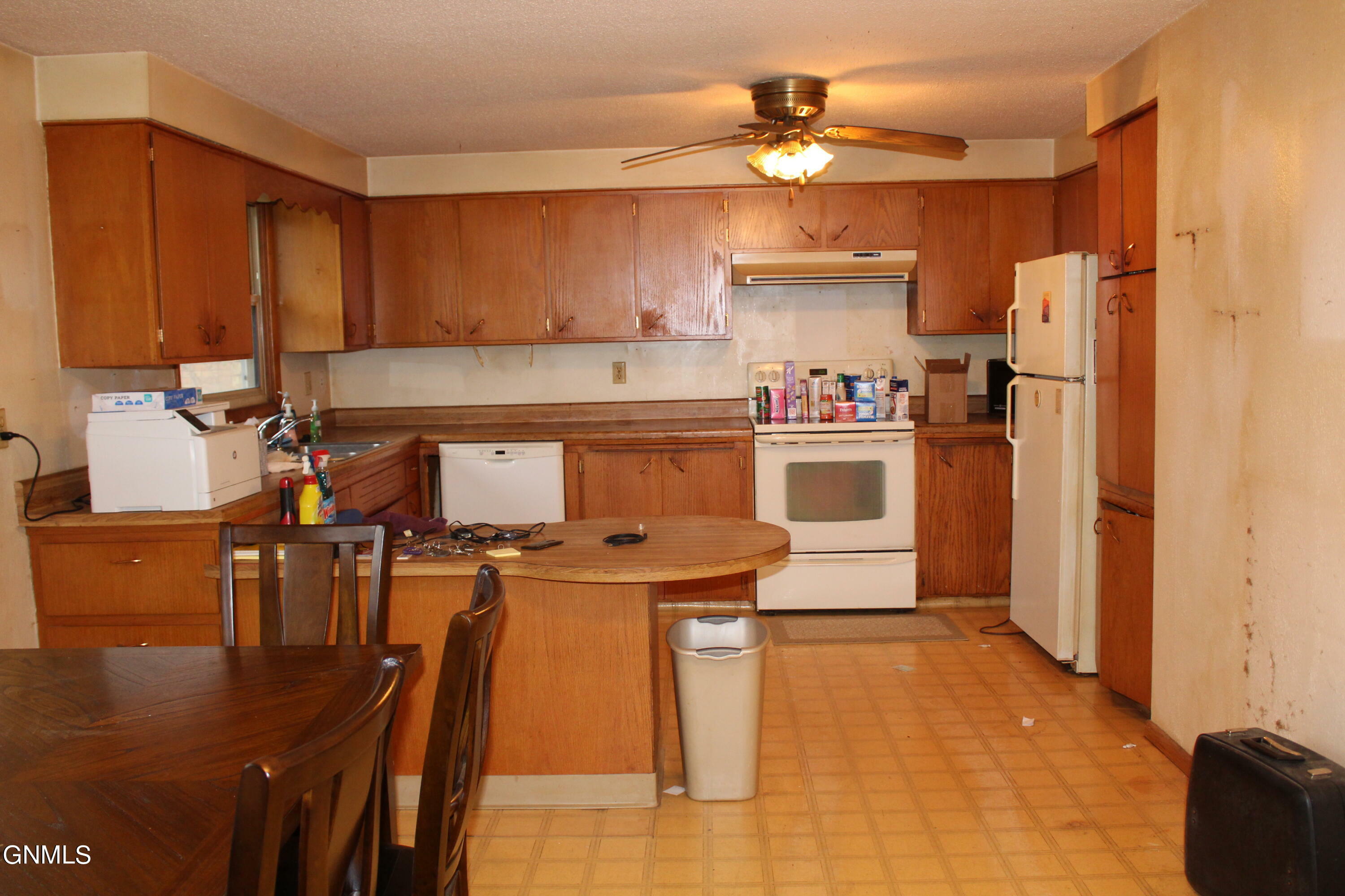 Property Photo:  1308 5th Avenue NW  ND 58401 