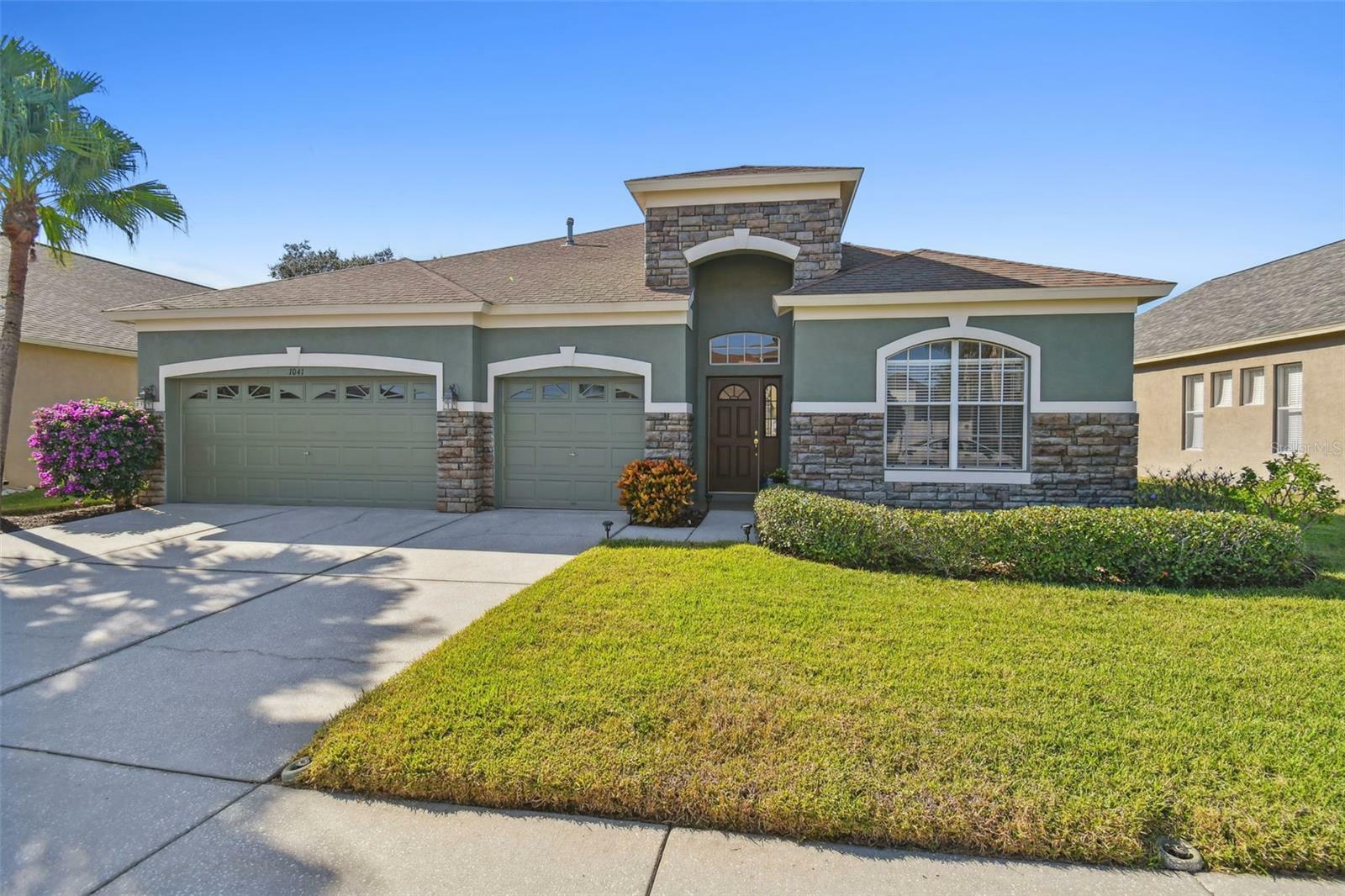 Property Photo:  1041 Helmsdale Drive  FL 33543 