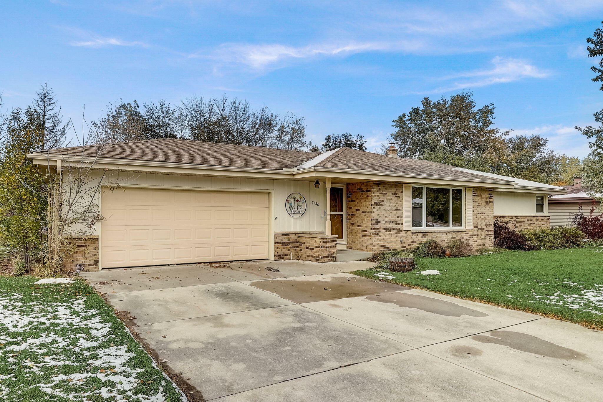 Property Photo: 7726 W Plainsview Dr WI 53132
