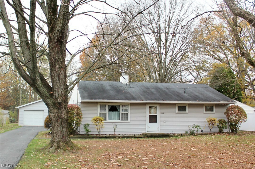 Property Photo:  225 Clifton Drive NE  OH 44484 